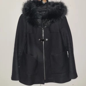 Svart Jacka - Längre jacka i storlek XS i bra skick, stor fluffig luva Köparen står för frakt (99kr)