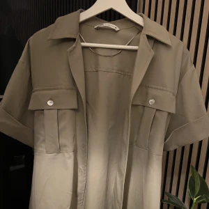 Tunn skjort-jacka  - Säljer nu denna snygga tunna ”jackan” från Zara🧥. Den har används max 2 gånger och har därför ingen användning av den🤗❤️
