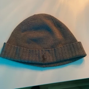 Jag vill inte ha den längre  - Nu säljer jag min polo mössa för den e för liten för mig nu