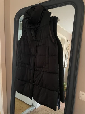 Massimo Dutti väst  - Lång väst från Massimo Dutti i storlek L. Fint skick. Skickas med Postnord spårbar. 