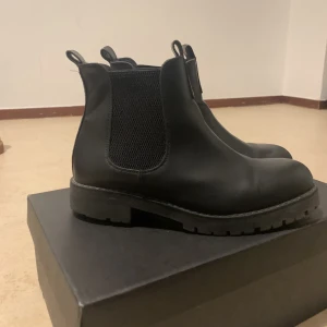 Chelsea boots - De är ganska slitna (mest den vänstra skon). Priset är pga av skadorna vänstra skon.   OBS : 200 kr numera