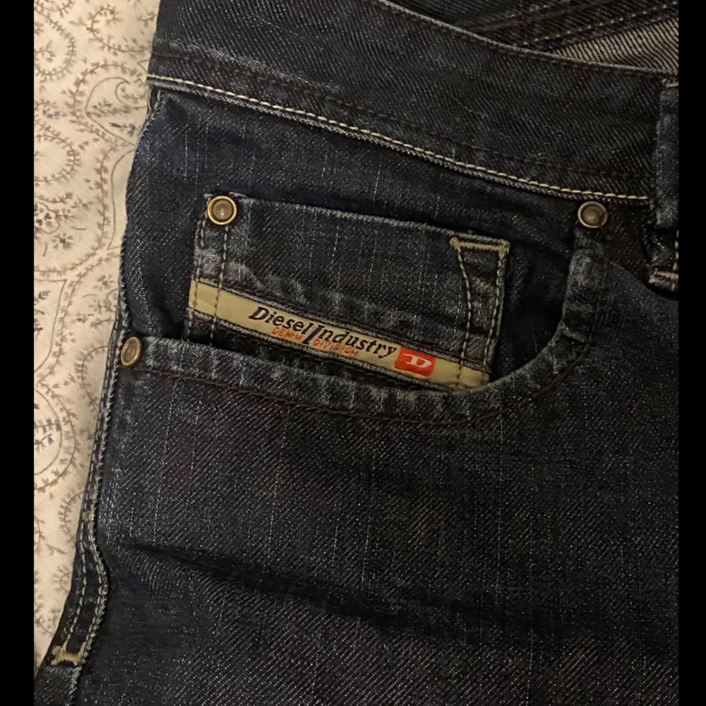 Lågmidjade straight leg jeans från diesel. Säljer pga jag inte använder de längre. Bra längd för mig som är 167, det kar krymp lite i storlek och passar mig som har runt 26 i byxor. Köpare står för frakten och ansvarar inte för postens slarv!. Jeans & Byxor.