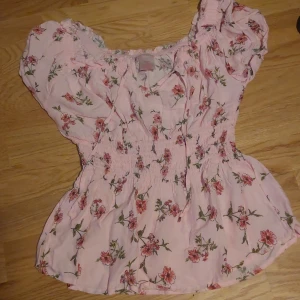 Vårig/somrig blus  - Blusen är köpt i USA och är väldigt fin och mjuk. Har endast använts ett fåtal gånger.