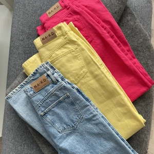 NA-KD Byxor - Säljer mina ”nya” NA-KD byxor som jag köpte i somras🌸 Nypris: ca 400/500kr Styck: 250kr Rosa stl 34: använda en gång Gul stl 34: ej använda Blå stl 32 (passar som 34): använda några få gånger