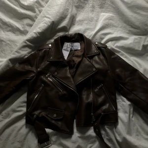brun skinnjacka - en brun skinnjacka från stradivarius som aldrig använts, prislapp sitter kvar!! sitter fint oversize på mig som brukar ha en storlek S