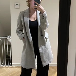 Grå kappa från zara - En grå kappa från zara, använd ett fåtal gånger. Ena fickan är uppsprättad. 