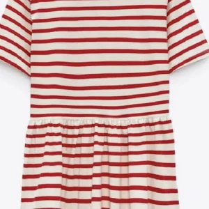 Randig kortärmad tröja med volang  - Vit röd randig tröja med volang. Använder fåtal gånger kommer från zara. Frakt tillkommer❤️‍🔥❤️‍🔥