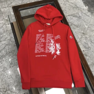 Moncler kofta - Säljer min moncler kofta då den var för liten. Den är helt oanvänd 