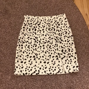 Prickig kjol!😻 - En prickig kjol som har blivit för liten för mig:/ men jättesöt!