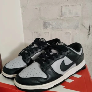 Nike Dunk Low Georgetown  - Nike Dunk Low Georgetown  Pris : 990  Cond : 9/10