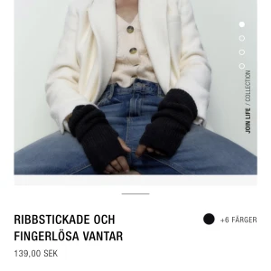 Torgvantar från Zara  - Säljer super mysiga torgvantar från Zara som går lite längre upp på armen, jätteskönt nu till vintern❄️Köptes för ett år sedan men har knappt används! 