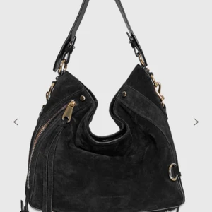 Rebecca Minkoff Hobo Bag - Säljer denna skitsnygga slutsålda Rebecca Minkoff Hobo bag i svart mocka. Väskan är aldrig använd och tagen sitter kvar inuti. Det långa väskbandet kommer också med 🥰 nypris ca 3500kr + lite över 1000kr i tull. 