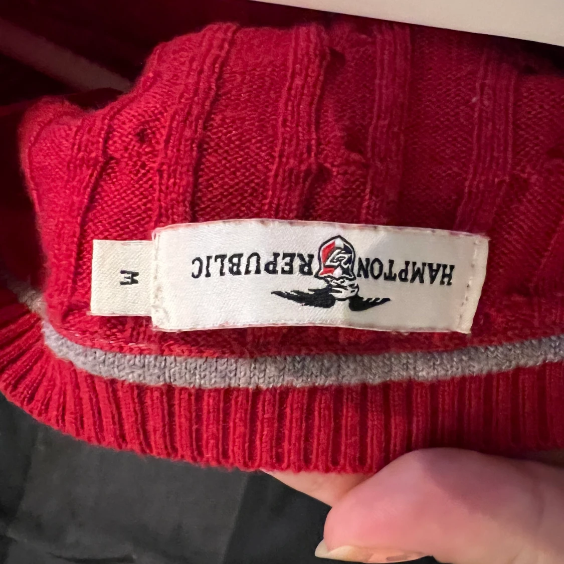 Röd ribbad/stickad tröja strl M - 90