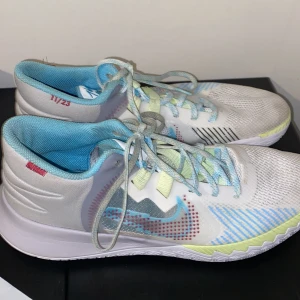 Kyrie 5 Flytrap - Endast använd 1 gång, väldigt bra skick.