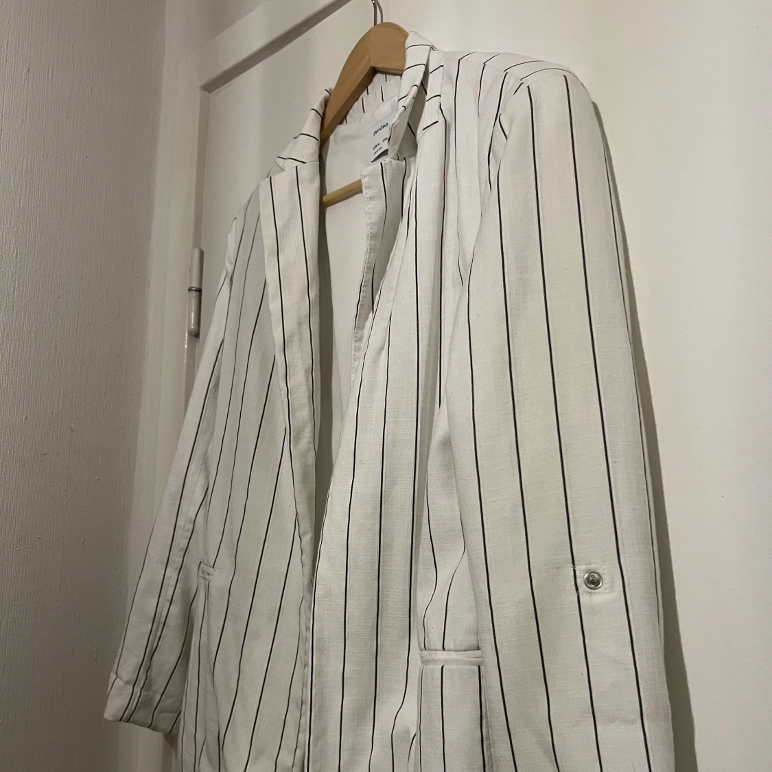 Vit kavaj med svarta tunna ränder - M 🤍