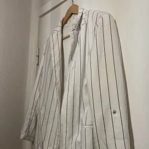 Vit kavaj med svarta tunna ränder - M 🤍 - Vit kavaj med svarta tunna ränder 🤍