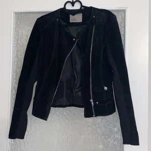 Mocka jacka - Skiitsnygg läderjacka från Vero Moda i äkta mocka. Köpt för 800kr. I väldigt gott skick✨strl M, men sitter som S/M. Säljer för att den tyvärr inte använts på länge