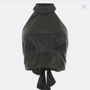 Nyårstopp - Säljer denna toppen från Bikbok, aldrig använd och alla lappar är kvar. Den är jättefin till nyår eller fest.   Nypris 299kr Mitt pris: 250kr inkl frakt