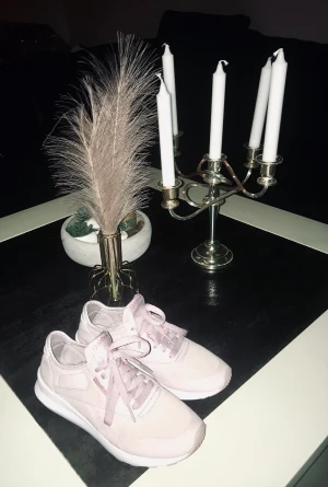 Superfina REEBOK sneakers strl 37 - Strl 37 Väldigt fint skick 