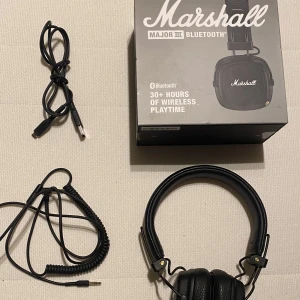 Marshall Hörlurar Bluetooth  - Säljer mina välfungerande Marshall Major 3 bluetooth hörlurar. Original laddsladd och sladd för att lyssna utan bluetooth ingår. Leveras i originalförpackning🙌🏼