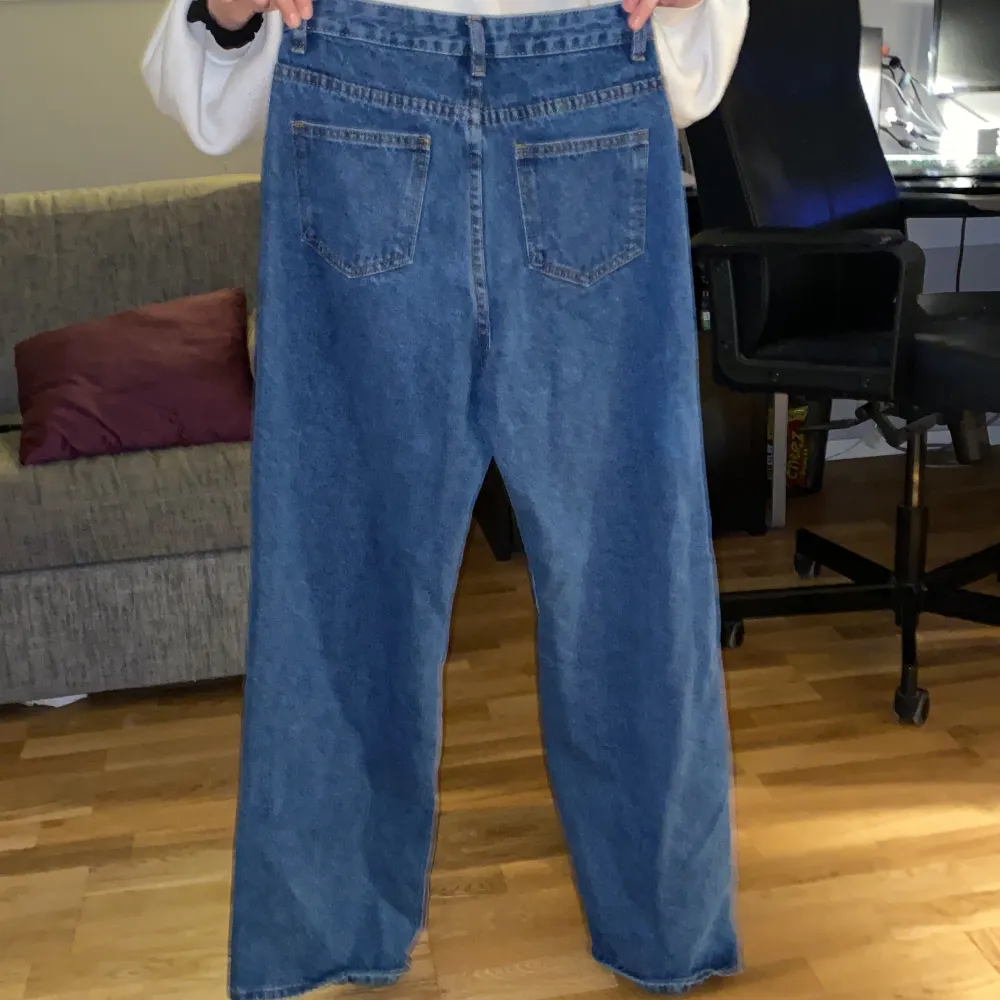 Smilie jeans från SHEIN i storlek 34. Byxorna är ganska stora i storleken. Eventuell frakt betalas av köparen. Jeans & Byxor.