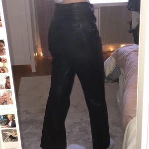 Lackbyxor - Jättefina och jättesköna lackbyxor, inte slitna på något sätt, de är i jättefint skick!
