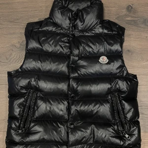 Moncler Tib Down Vest - Storlek 1-S  Skick 8/10  Nypris 7900kr    Vid frågor o funderingar är det bara att höra av sig!