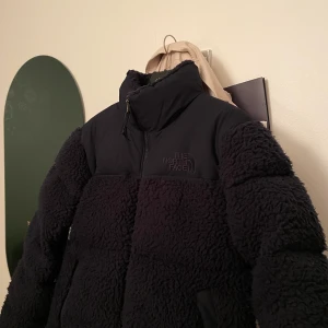 North face jacka  - Säljer mina mörkblåa north face jacka i teddy material. Storlek S, säljer pga använder ej. Inköpspris 2999. 