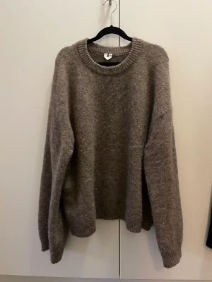 Stickad tröja Arket - Nästintill oanvänd stickad tröja från Arket i storlek Small. Ull/alpacka.