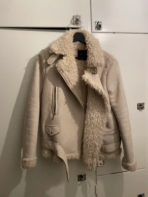 Jacka Zara - Storlek M  Passar mig bra som vanligtvis är S i kläder