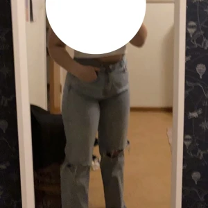 Ljusblåa jeans👖 - Säljer dessa ljus blå jeans från Gina. Jätte fina och sköna. Köpare står för frakt 📦❤️kp för frågor/fler bilder. 