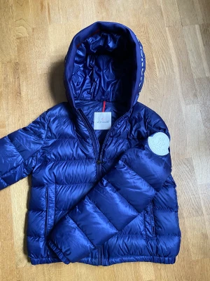 Moncler bass jacket!  - Säljer nu min moncler bass jacka då jag har andra jackor jag använder mer! Den är i övrigt mycket fint skick men finns defekter efter jag bar en lastpall, men inget som är synligt vid användning! Det är storlek 14y men passar mig är som 174🙌