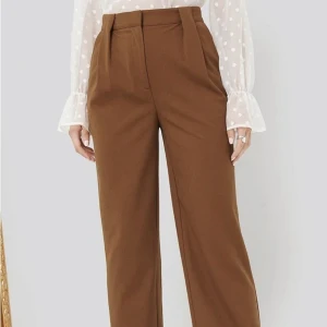 Pleat front pants NAKD BYES - Pleat front pants från NA-KD x Chloe. Använda någon enstaka gång säljes då de tyvärr inte kommer till användning. Nypris 499. Bytes mot andra kostymbyxor.
