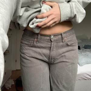 Lågmidjade jeans från Zara i storlek 38. Använda fåtal gånger så är i bra skick!