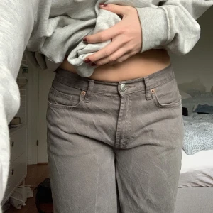 Jeans - Lågmidjade jeans från Zara i storlek 38. Använda fåtal gånger så är i bra skick!