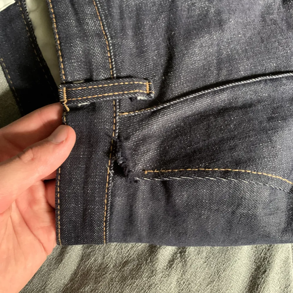 Mörkblå jeans från Olive clothing. Byxorna är korta och vida i passformen. Står att de är stl S men sitter som W30 (är dock ganska små i passformen). Utmärkt kvalité och bra skick bortsett från en reva i ena fickan. DM:a för info (originalpris 90£). Jeans & Byxor.