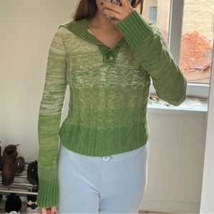 Grön tröja - Säljer denna fina vintage tröja som jag har köpt från humana. Tröjan har syn på användning men annars i fin sick. Storlek L men passar mer som M❤️