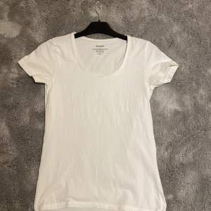 En vit t-shirt. Använd 1 gång