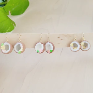 Handgjorda örhängen. Guldpläterade sterlingsilver krokar - Handgjorda örhängen i polymerlera. Guldpläterade sterlingsilver krokar.    Skickas med poleringsduk. 