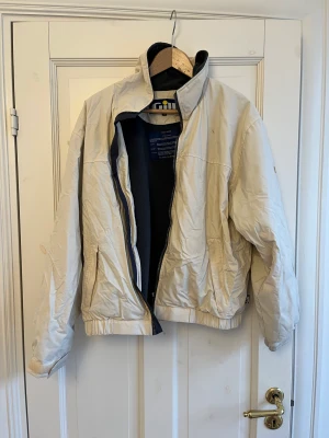 Vit jacka!  - Vit jacka med filt tyg inuti! 