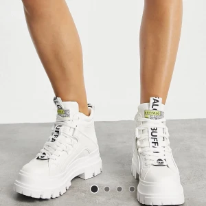 Buffalo skor, endast provade - Buffalo aspha, inköpt för ett år sedan men endast provade. Köpta för 1223kr. (Har ej skorna hos mig här därav webbbilder)