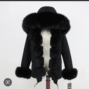 Naya parker jacka - Köptes förra året, andvänd en vinter. Säljer pga inte min stil. Köptes för 3.500kr. Jätte varm och gosig jacka.