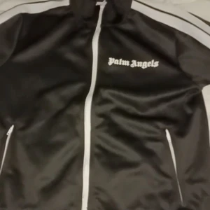 Palm angles tröja - Säljer min Palm angels tröja. Den är storlek M både man och kvinna kan använda tröjan. Skicka ett meddelande om du skulle vilja ha mer bilder på den