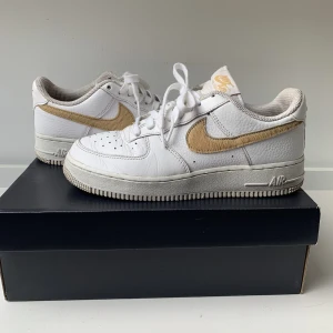 Air Force 1 - Säljer mina gold-white air force 1🤍 Köpta för 1100kr säljer för 350kr, men pris går att diskutera💓Passar mig som i vanliga fall har stl 38/39🙌🏼
