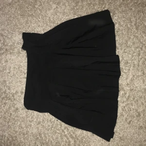 Kjol - Hög och kort kjol.