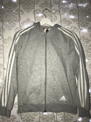 Adidas kofta storlek S/xs - Jättefin adidas kofta i storlek S men passar även bra på xs. Skönt och varm material invändigt, perfekt för vintern!