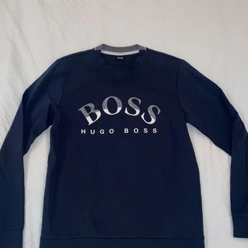 Här säljer jag en Hugo boss tröja som jag använde 3 gånger storleken M. Hoodies.