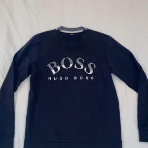 Här säljer jag en Hugo boss tröja som jag använde 3 gånger storleken M