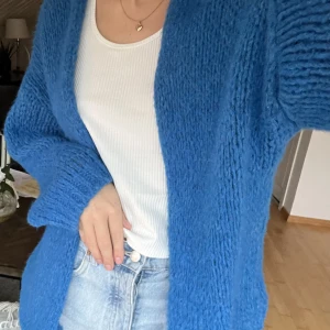 Blå stickad kofta  - Super fin blå stickad kofta. Storlek S. Använd få gånger. Slutsåld på hemsidan 🤍köpt för 450kr