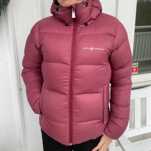 Sail racing  - Jag säljer min sail racing jacka från förra vintern, den är i bra skick. Jag har själv växt ur den men hade gärna behållt annars! Den är liten i storleken, mer som en XS.  Nypris: 2500 kr och jag säljer för 500 kr + frakt